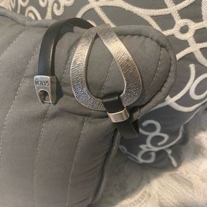 Saachi  bracelet with beautiful silver leaf design